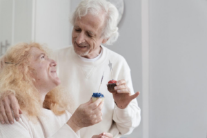 Photo d'un couple de personnes âgées avec des cupcakes