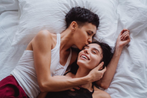 Photo d'un couple de femme allongée sur un lit