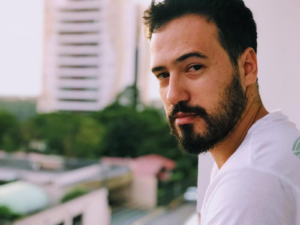 Homme regardant l'objectif à son balcon